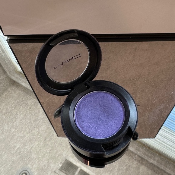 MAC Cosmetics eyeshadow Parfait Amour purple - Picture 2 of 6